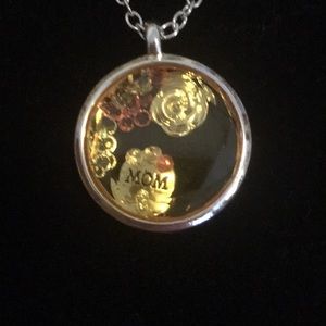 Avon Memorable Moments Mom Pendant Necklace